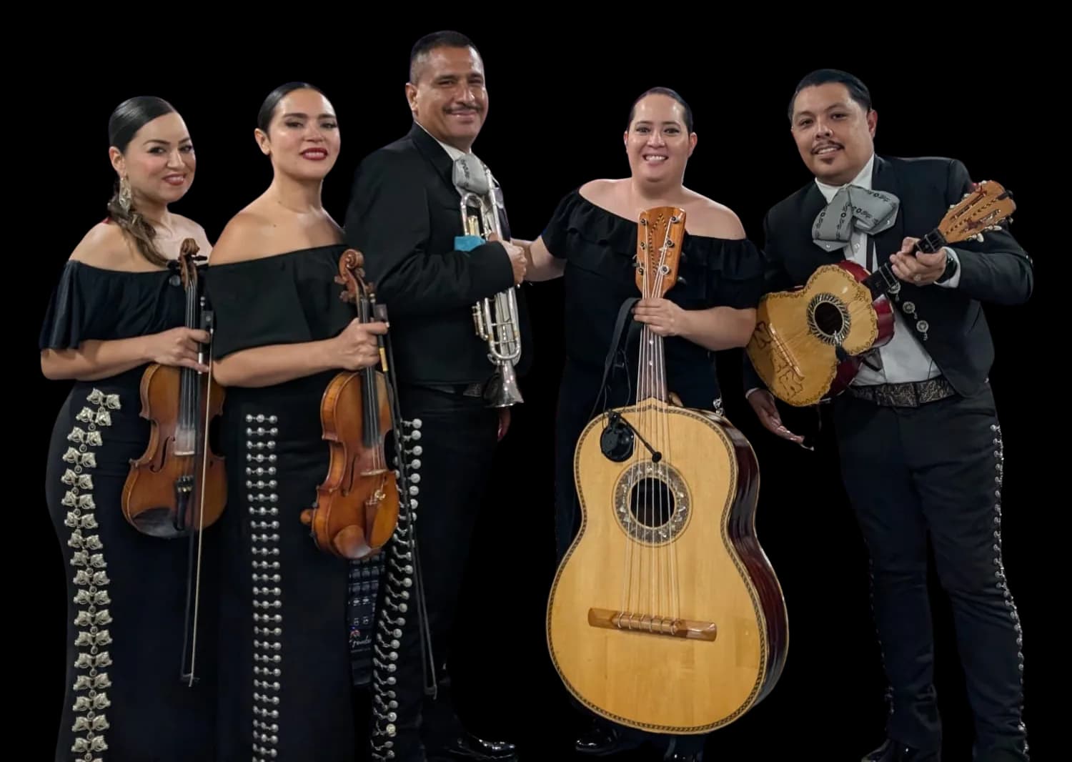 Los cinco músicos de Mariachi El Cuis con traje de charro, sosteniendo violines, trompeta, guitarrón y vihuela.