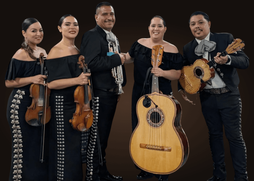 Los cinco músicos de Mariachi El Cuis con traje de charro negro, con violines, trompeta, guitarrón y vihuela